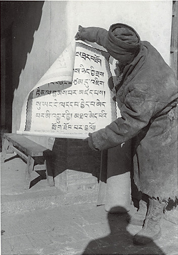 1930 年，一位西藏基督徒收到福音海報。（來源：惠頓學院葛理翰中心檔案館）
