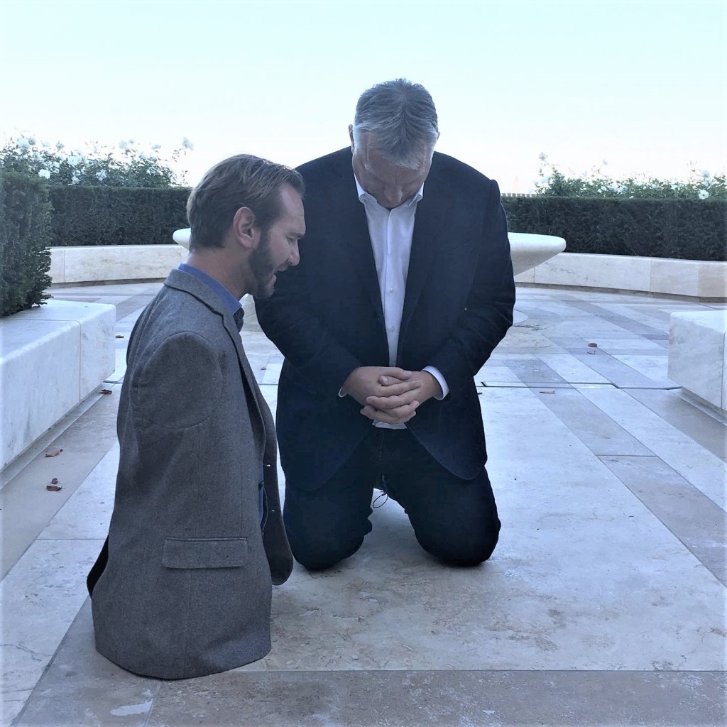 2019年十月25日，力克胡哲訪匈牙利，與匈牙利總理奥班，一起為該國禱告。（圖／翻攝自FB@Nick Vujicic）