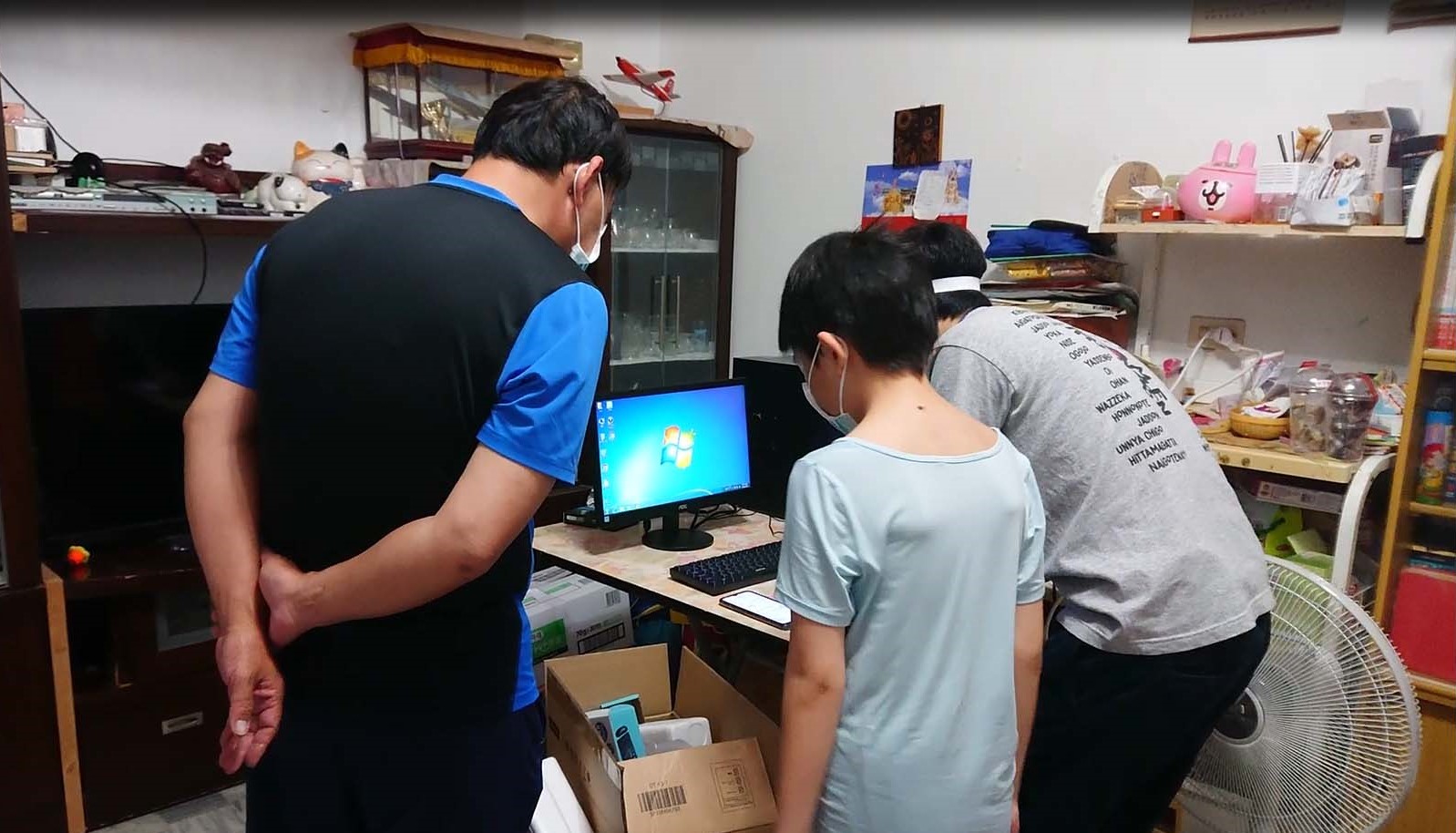 高雄靈糧堂贈電腦至學生家中，並協助安裝。(圖/高雄靈糧堂提供)