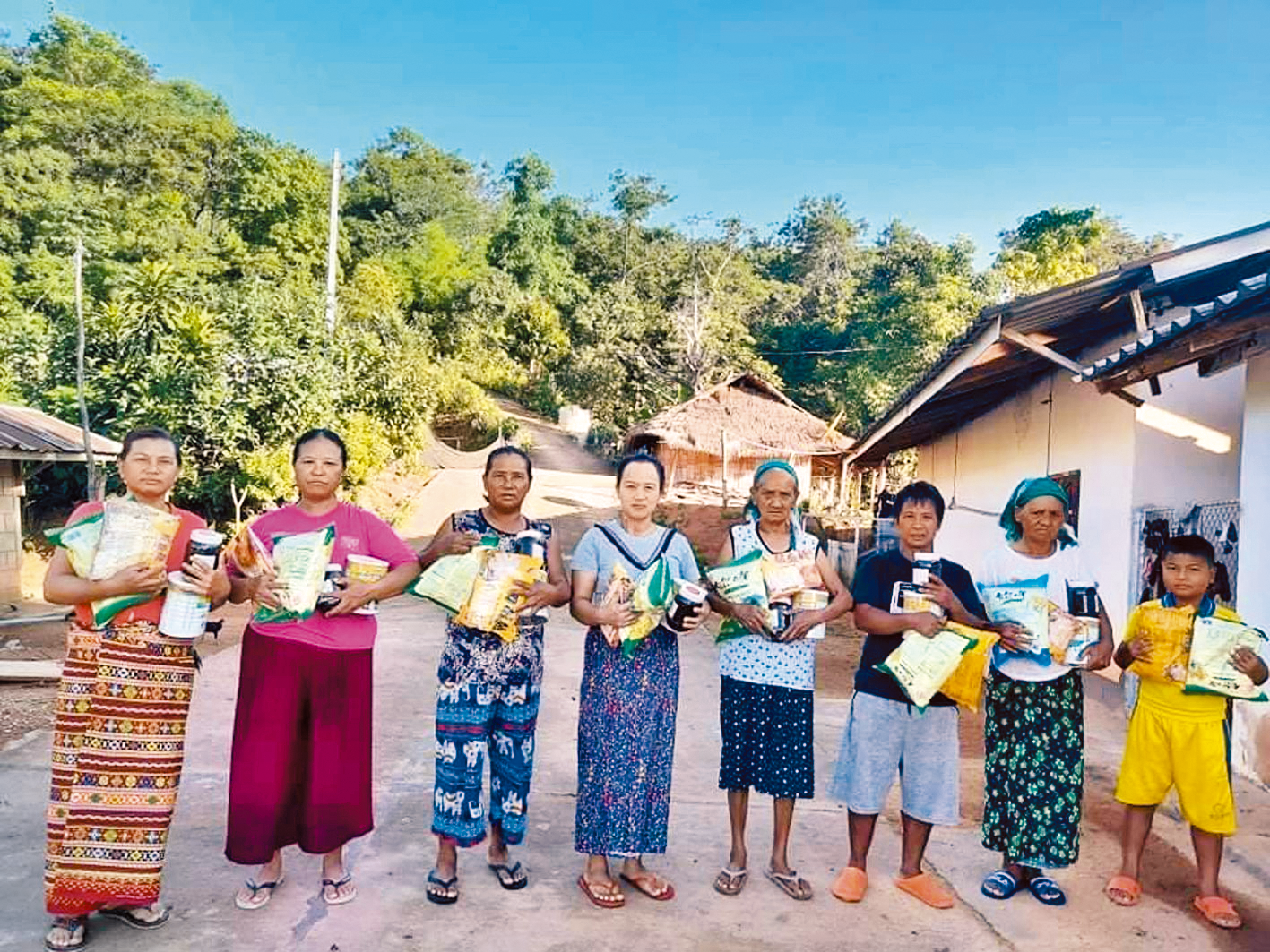 泰國婦女領取救援物資