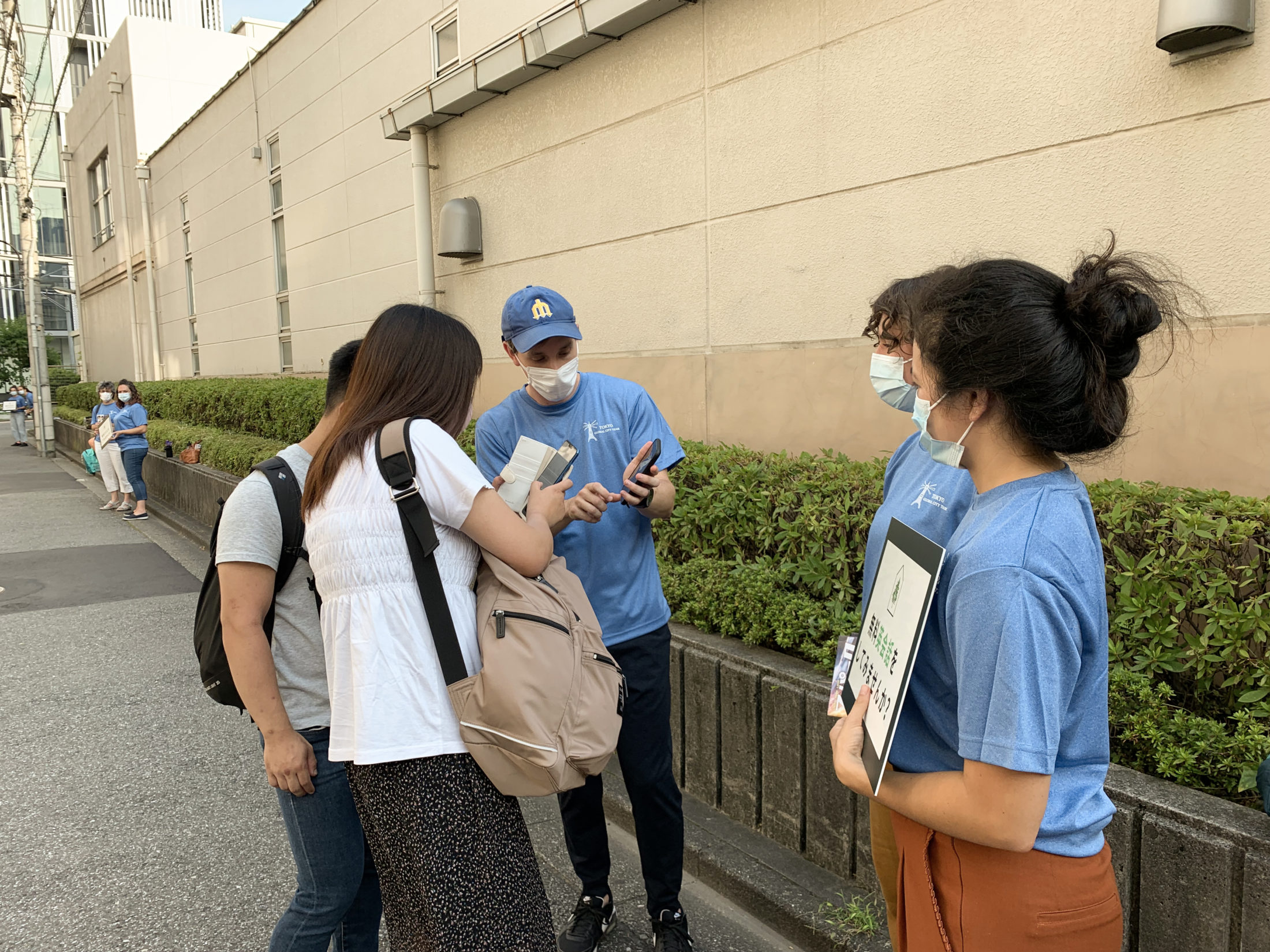 宣教士們街頭接觸日本民眾。（圖╱翻攝自baptistpress.com）