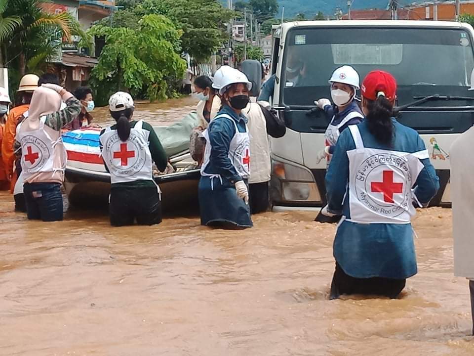 紅十字志工投入救災。（圖╱翻攝自 Twitter@MyanmarRedCross）