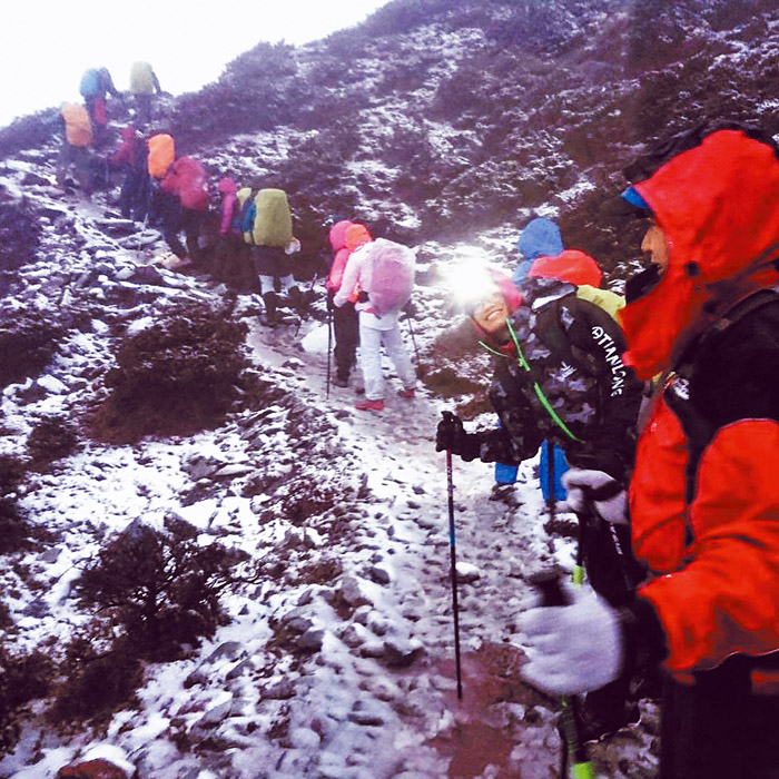 山上天氣多變，有時會遇到大雪、 冰雹，須作足準備。