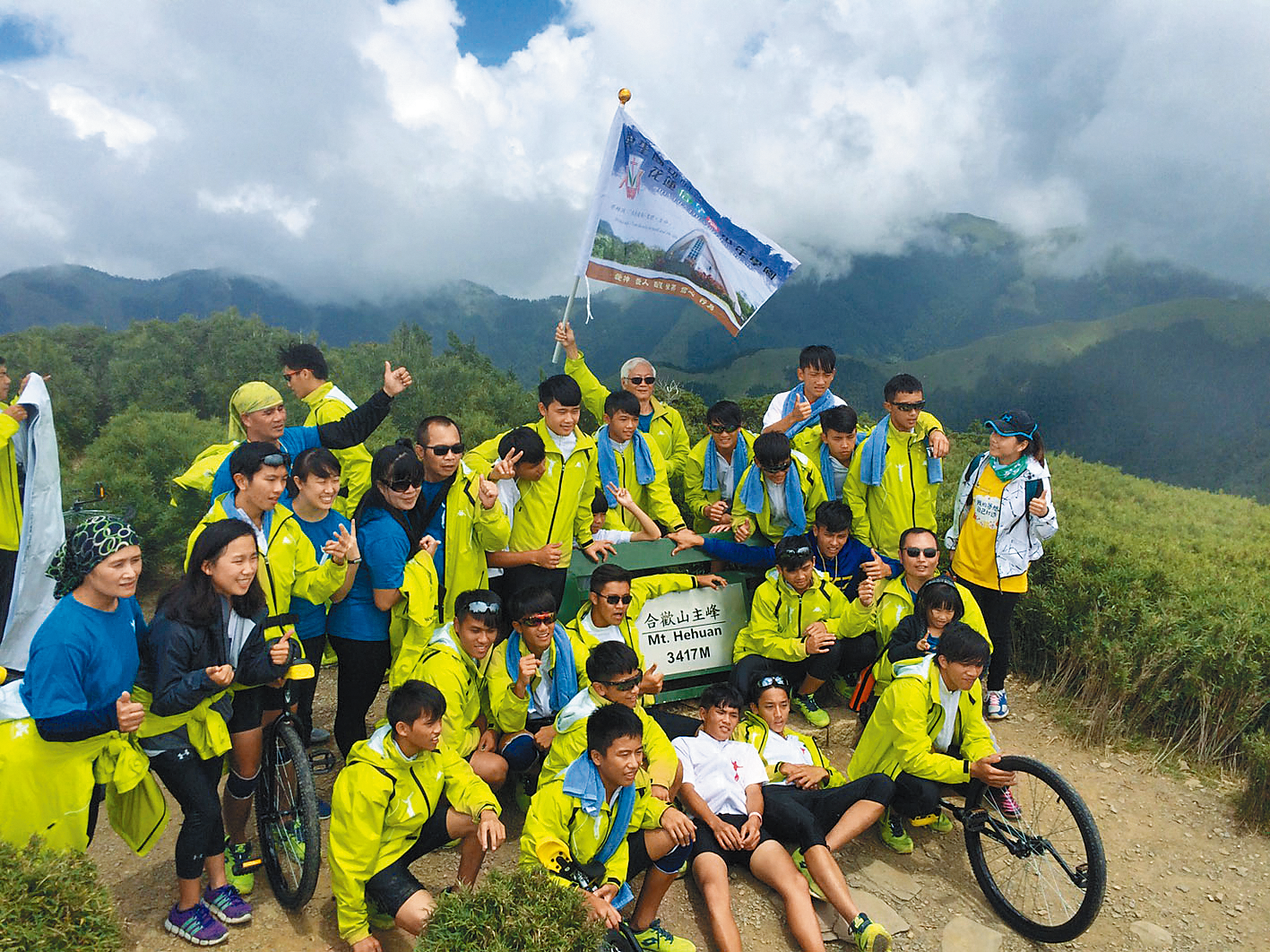 黃明鎮牧師帶領孩子們單車環島，登上合歡山。