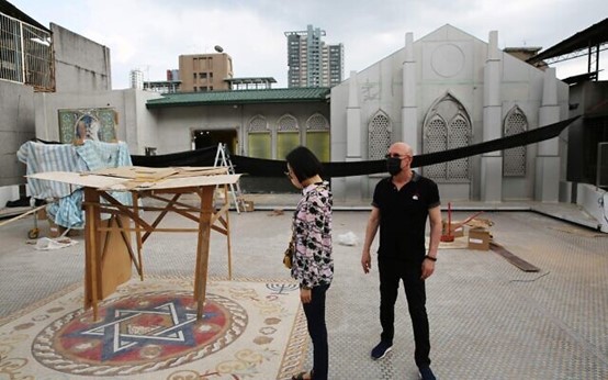 坣娜（左）和薛志偉視察建設中的猶太社群會館的屋頂廣場。（圖／格倫．萊博維茨）