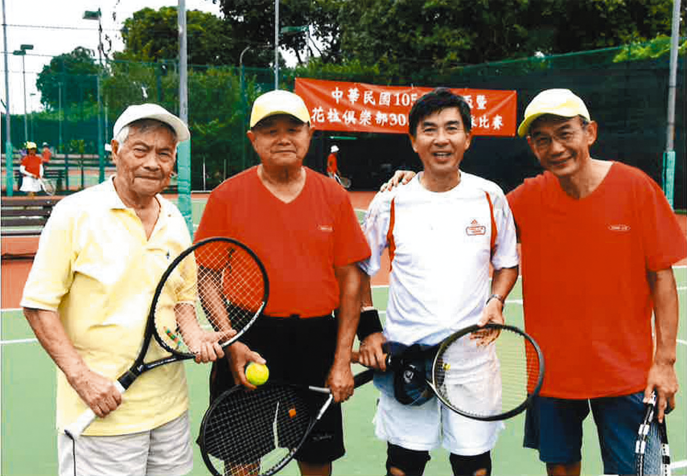 周神榮醫師藉打網球放鬆工作壓力，常參與國際賽