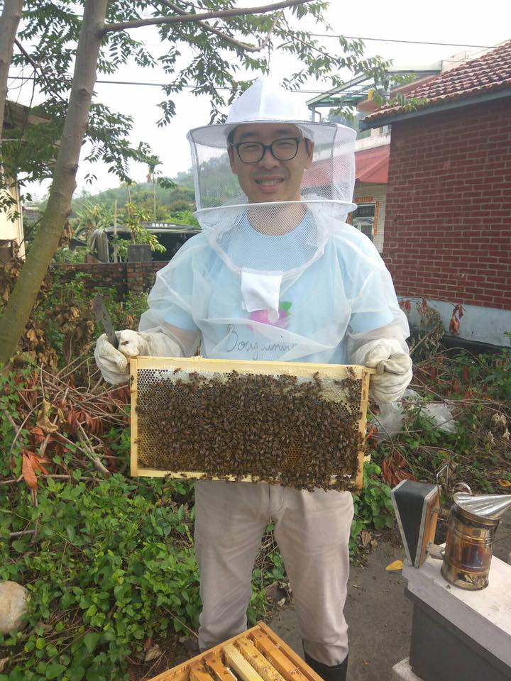 每年三、四月，羅韋翰都會帶自己養的蜜蜂到彰化收荔枝龍眼蜜。（圖／受訪者提供）