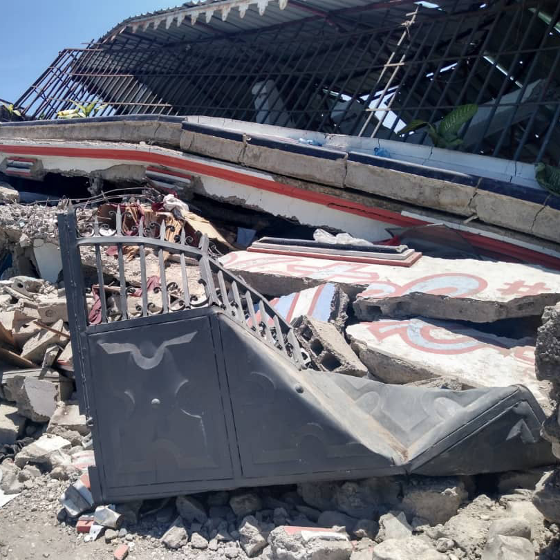 強震摧毀海地教堂。(翻攝臉書AVSI-USA)