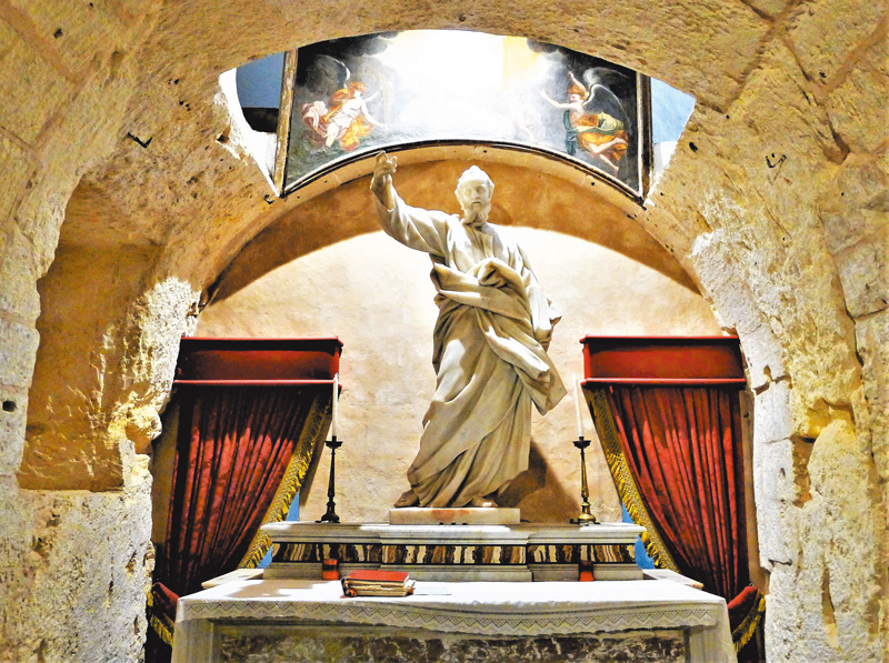 與聖保羅教區教堂比鄰的地下石窟，亦有保羅紀念塑像。相傳此處是保羅在島上居住三個月的地方。