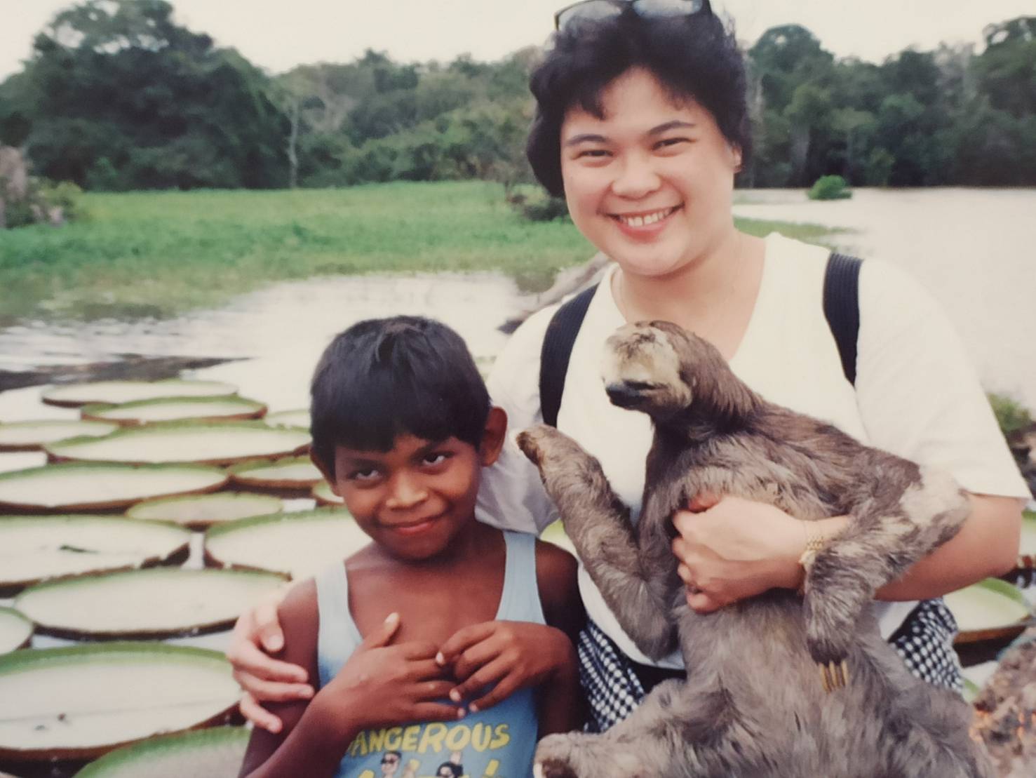 1994年邱逸萍在亞馬遜河與當地小朋友合影(救世傳播協會提供)