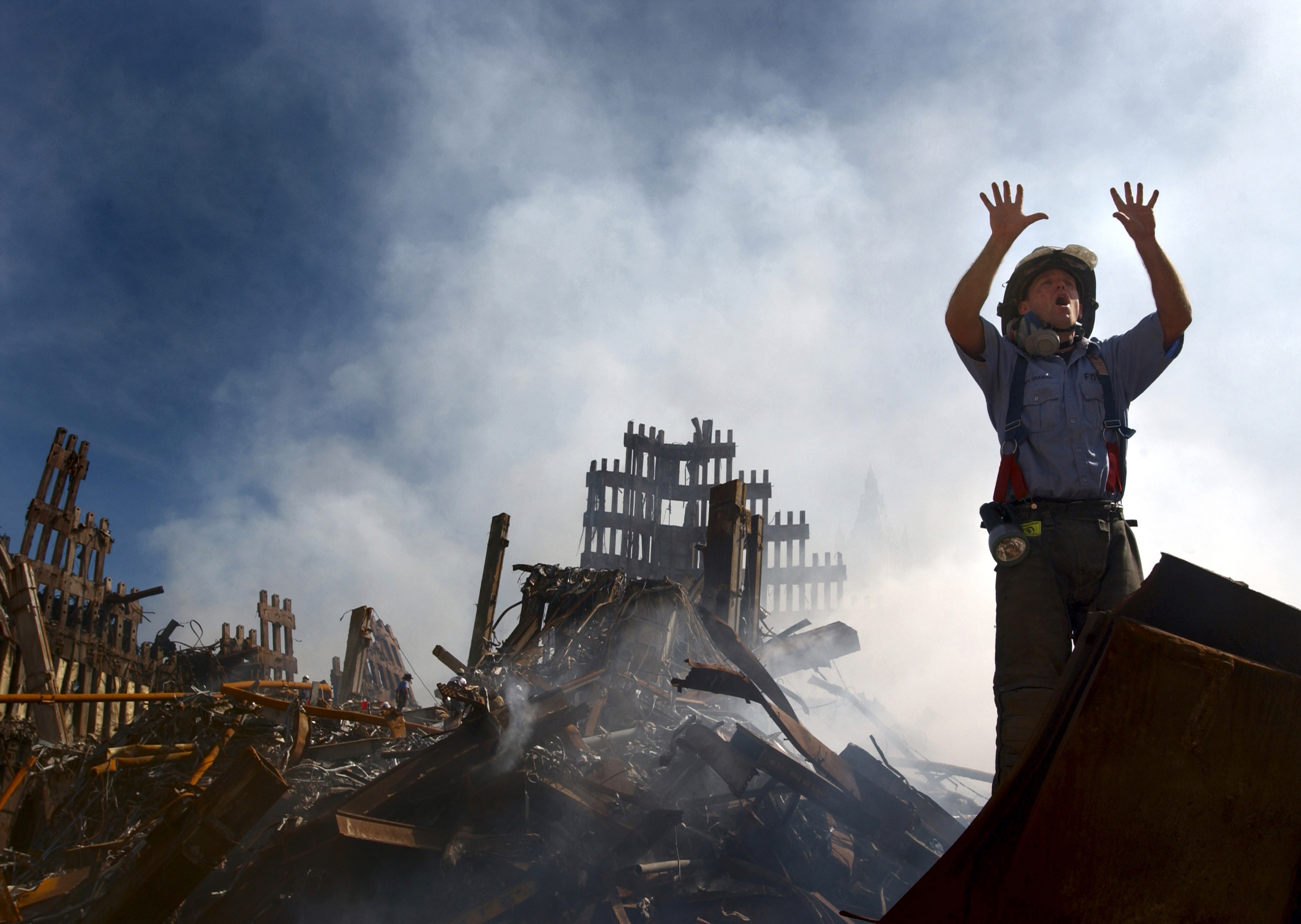 一位紐約市消防員呼叫十名救援工作者開通進入世貿中心大廈殘骸的路。（圖／wiki）