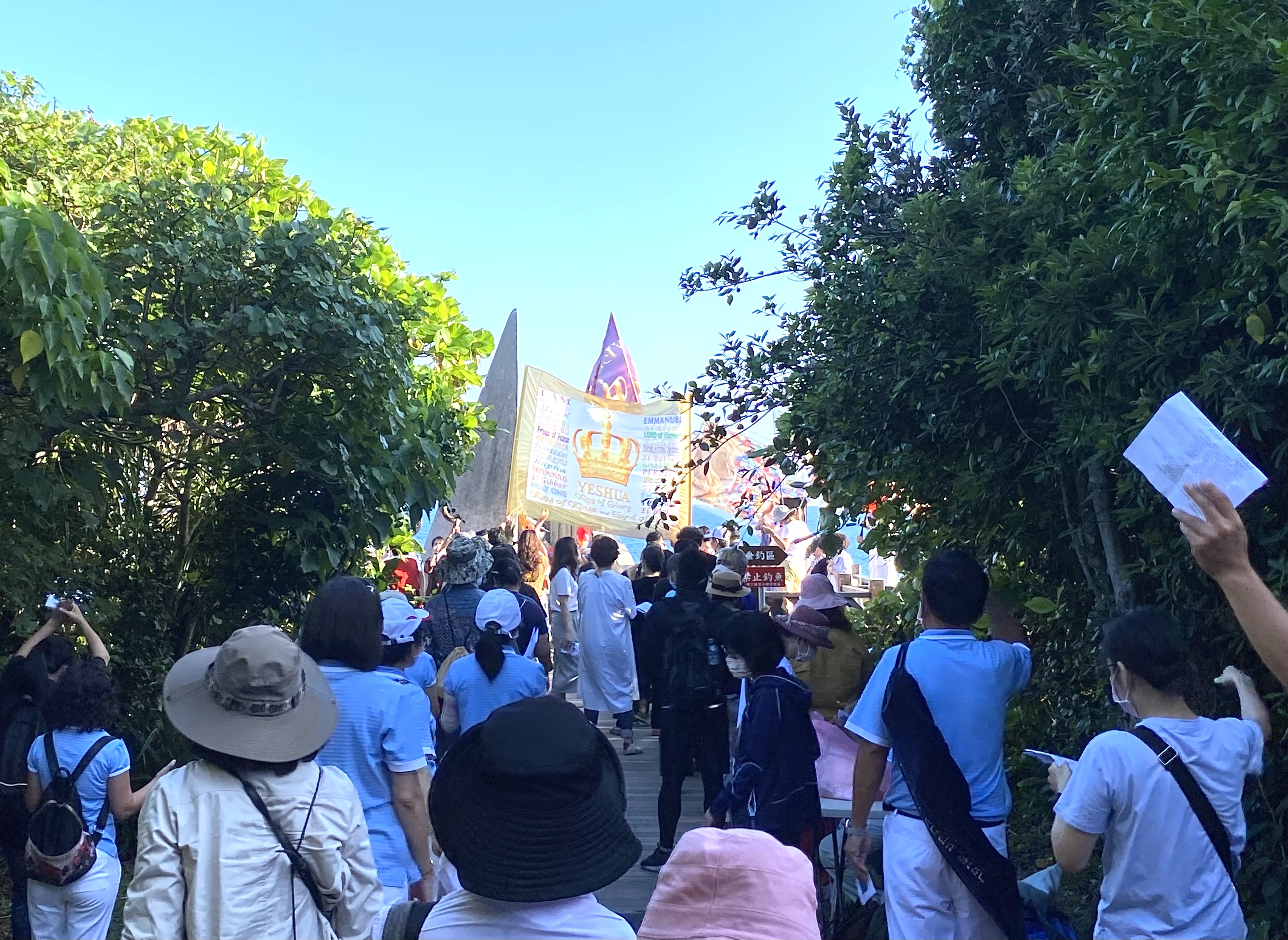 7日眾人齊聚極南之地吹角、立天幕。(陳美芳傳道提供)