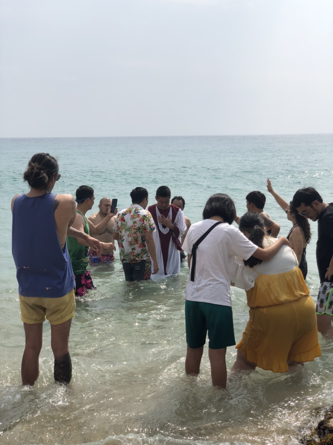 恆春轉運教會常於白沙灣舉行海中洗禮。(圖/恆春轉運教會福音禮拜提供，攝於疫情前)
