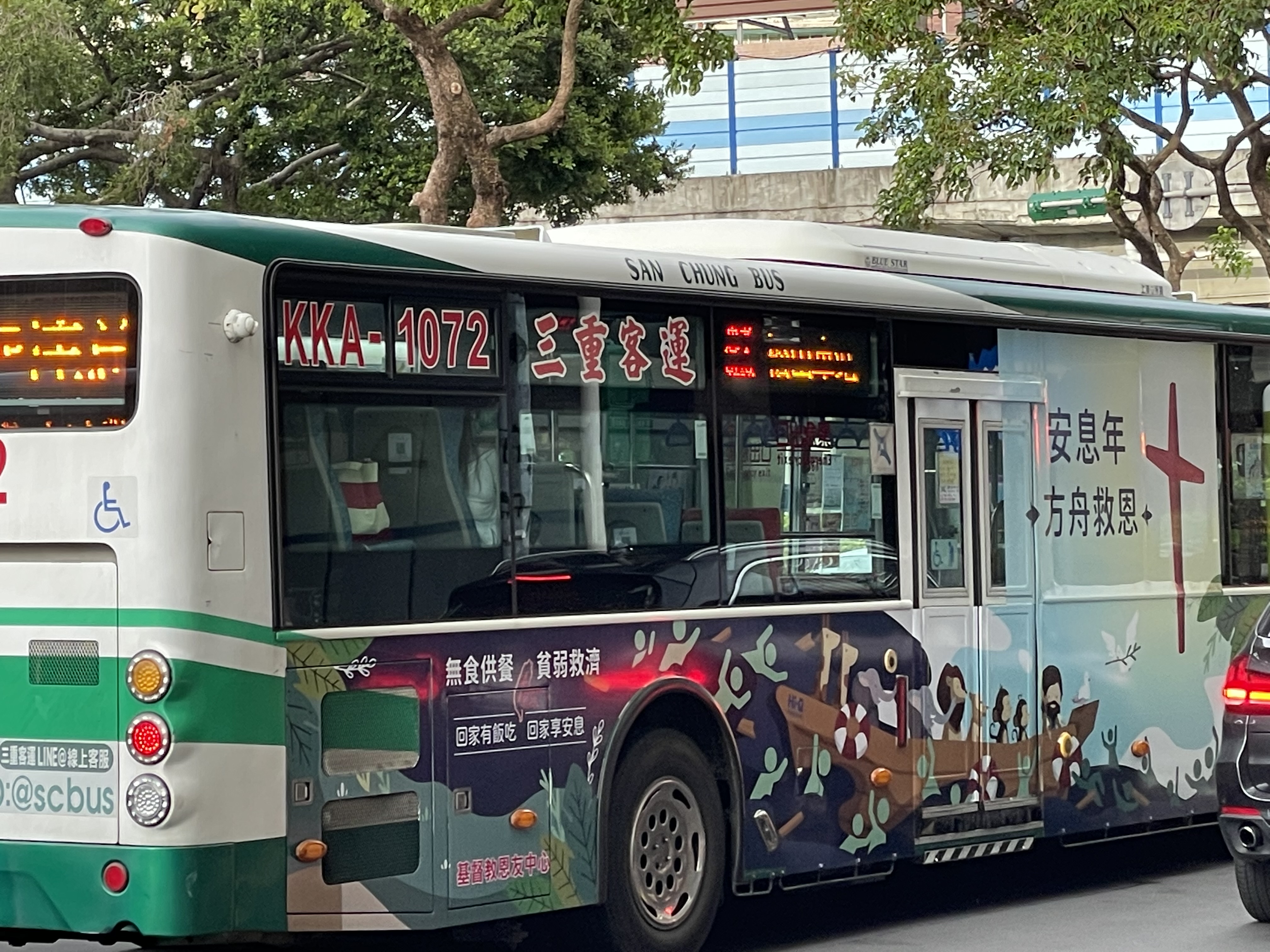 福音廣告公車在各地行駛傳遞祝福。(圖/李容珍攝影)