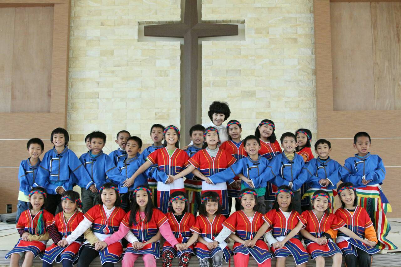 金敬淑宣教士與台東的孩子們。(圖/受訪者提供)