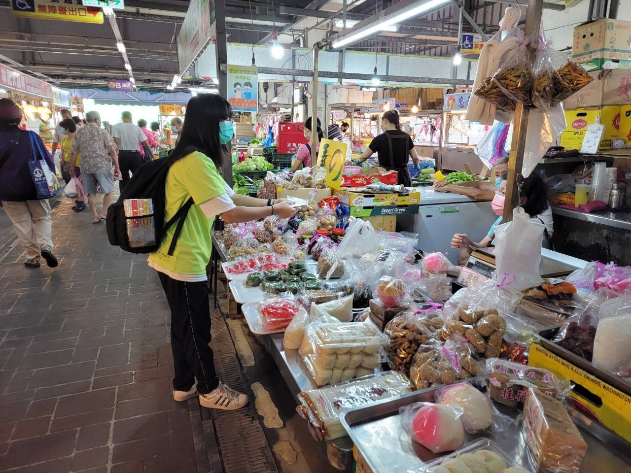 青年至菜市場傳福音。(圖/台灣聖經傳道協會提供)