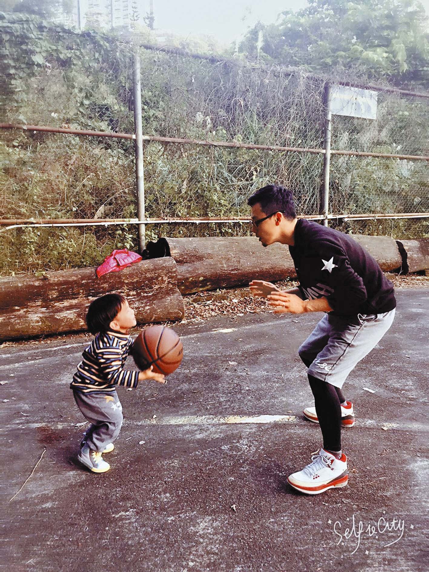 和孩子一起打籃球。