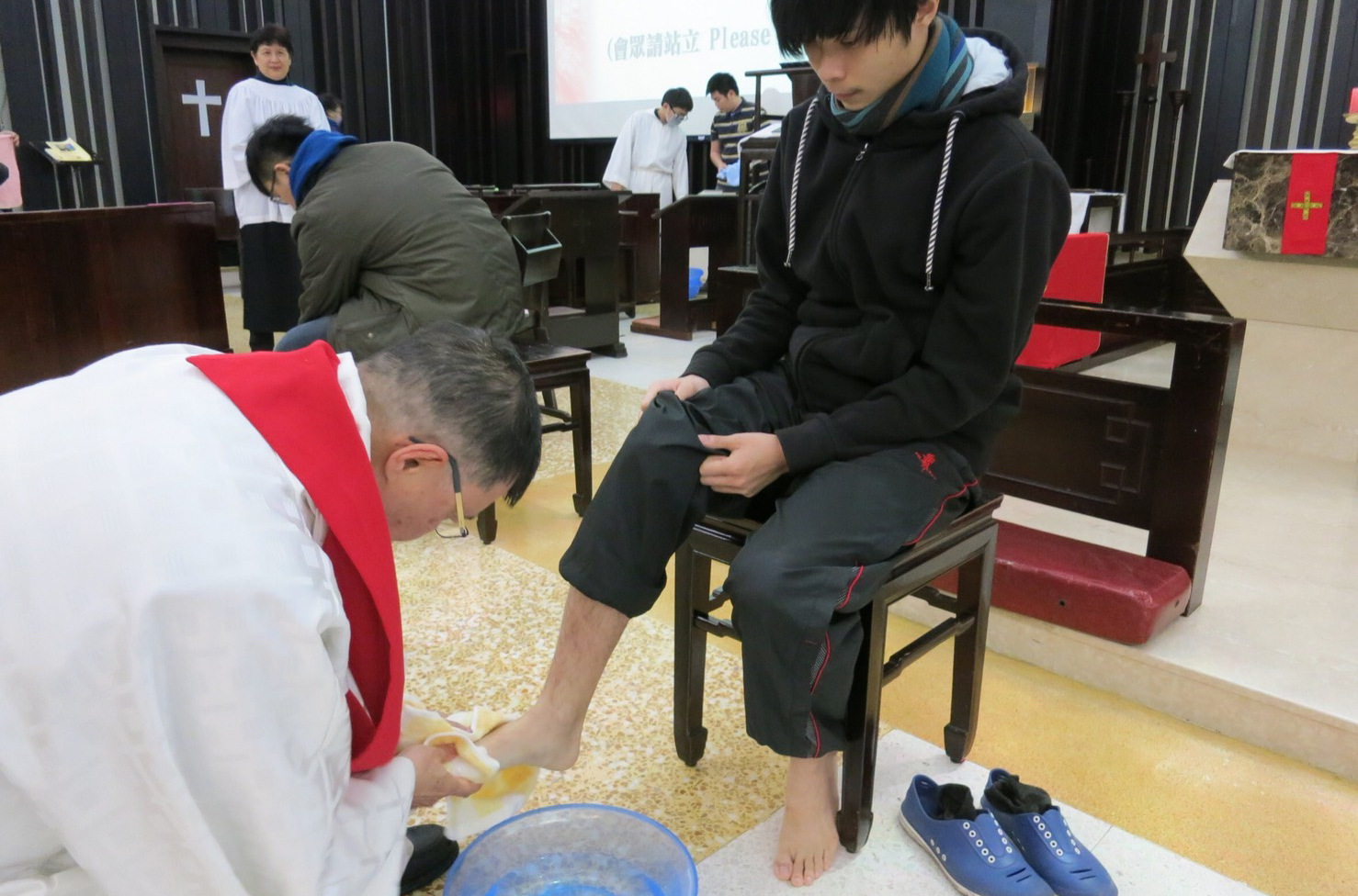 張員榮主教親自為幹部洗腳。(台灣聖公會提供)