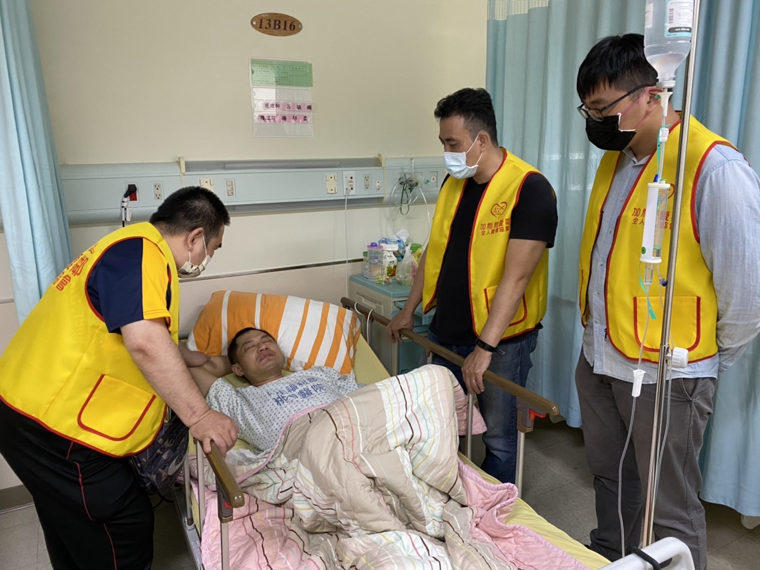 張志城和919志工們到醫院探訪。(救助協會提供)