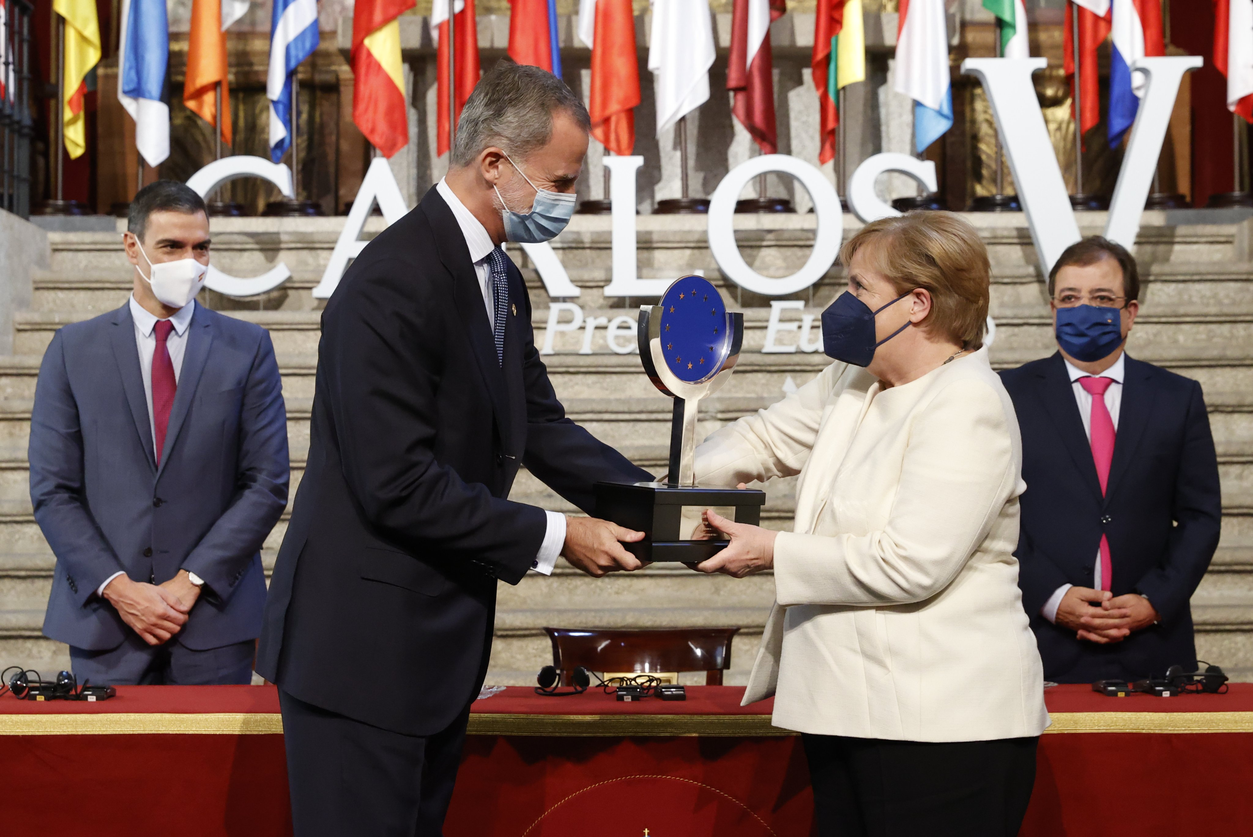 西班牙國王菲利普六世在尤斯特修道院親自授獎給梅克爾。（圖／翻攝自Twitter@CasaReal）