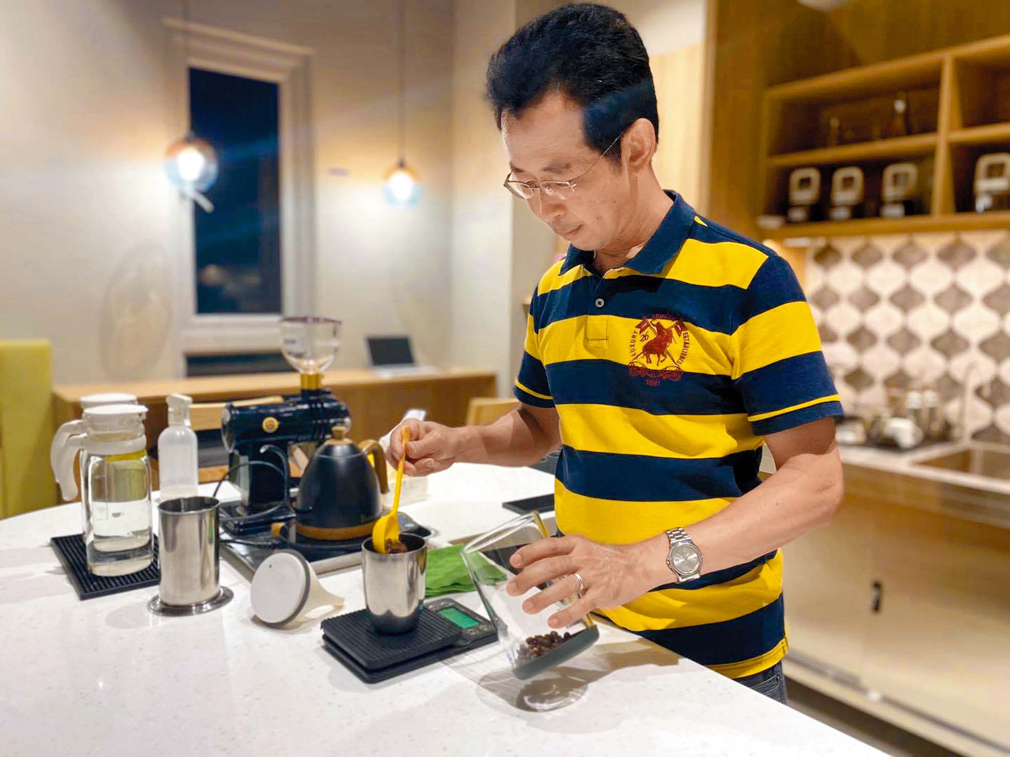 吳宏泰牧師沖泡一杯具有風味的好咖啡。（圖／翻攝自FB台西靈糧堂）