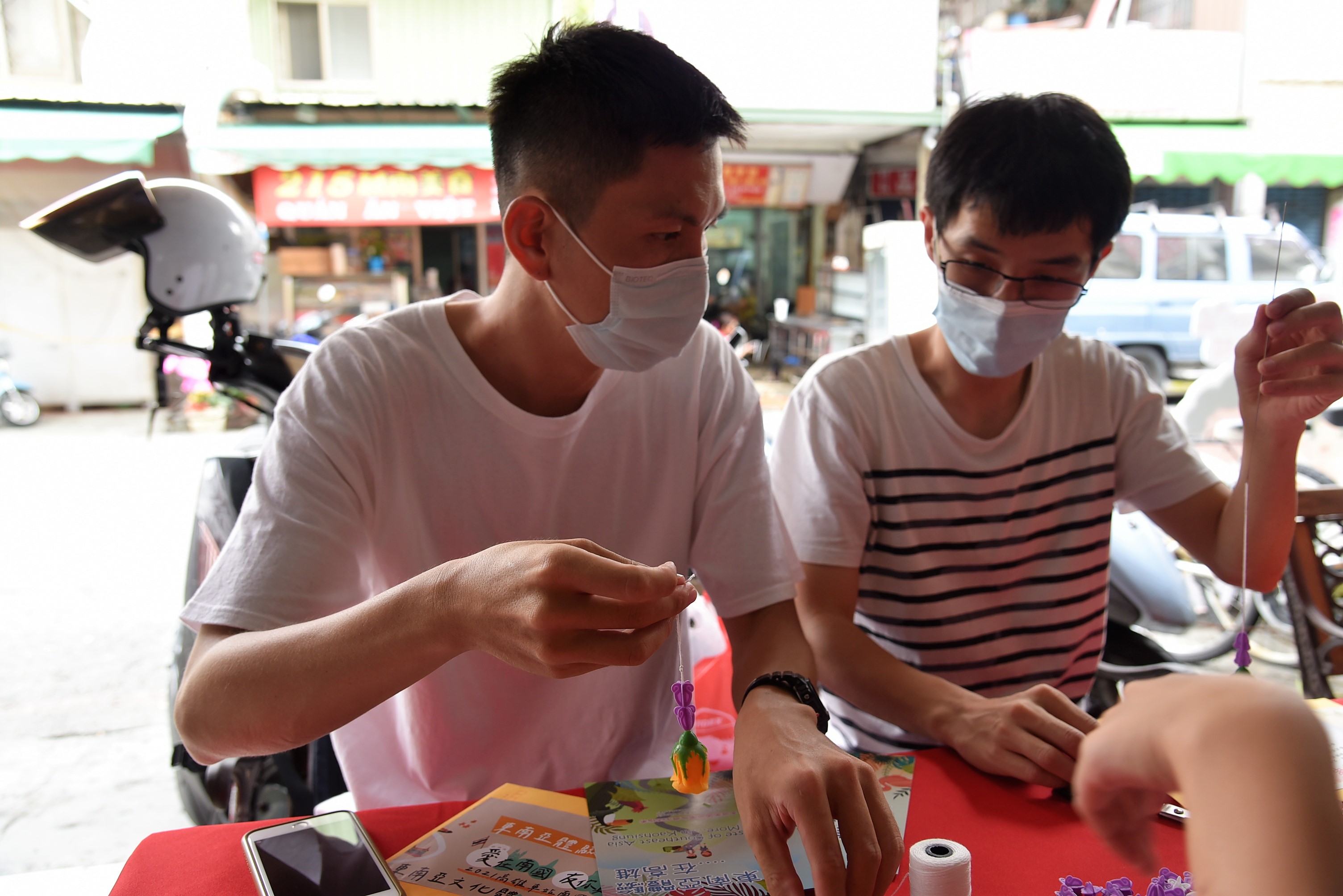 鳳山社區大學老師劉政暉，帶著學生陳琮皓等人一同參與。