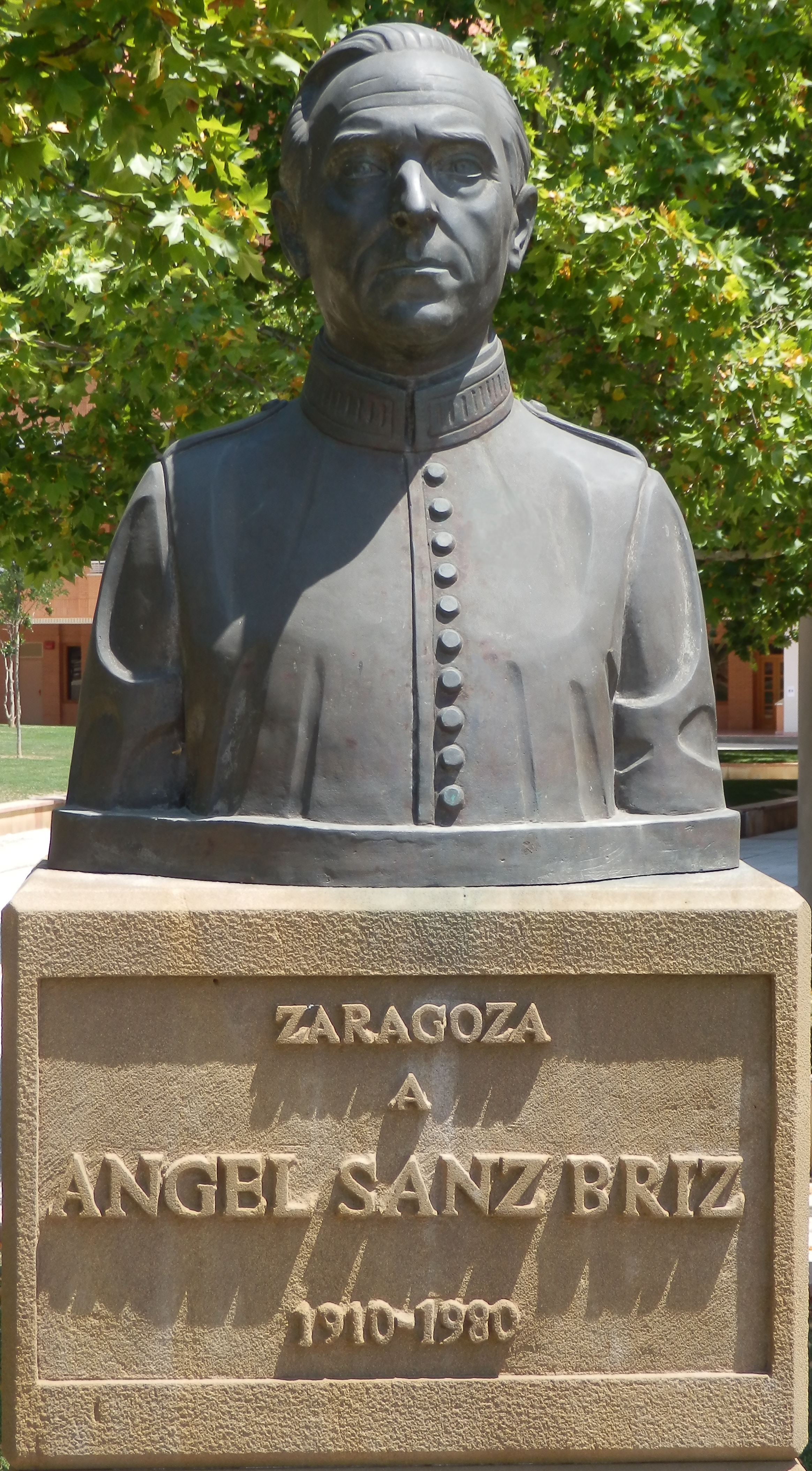 今日桑斯紀念館外桑斯的雕像。（圖／wikimedia）
