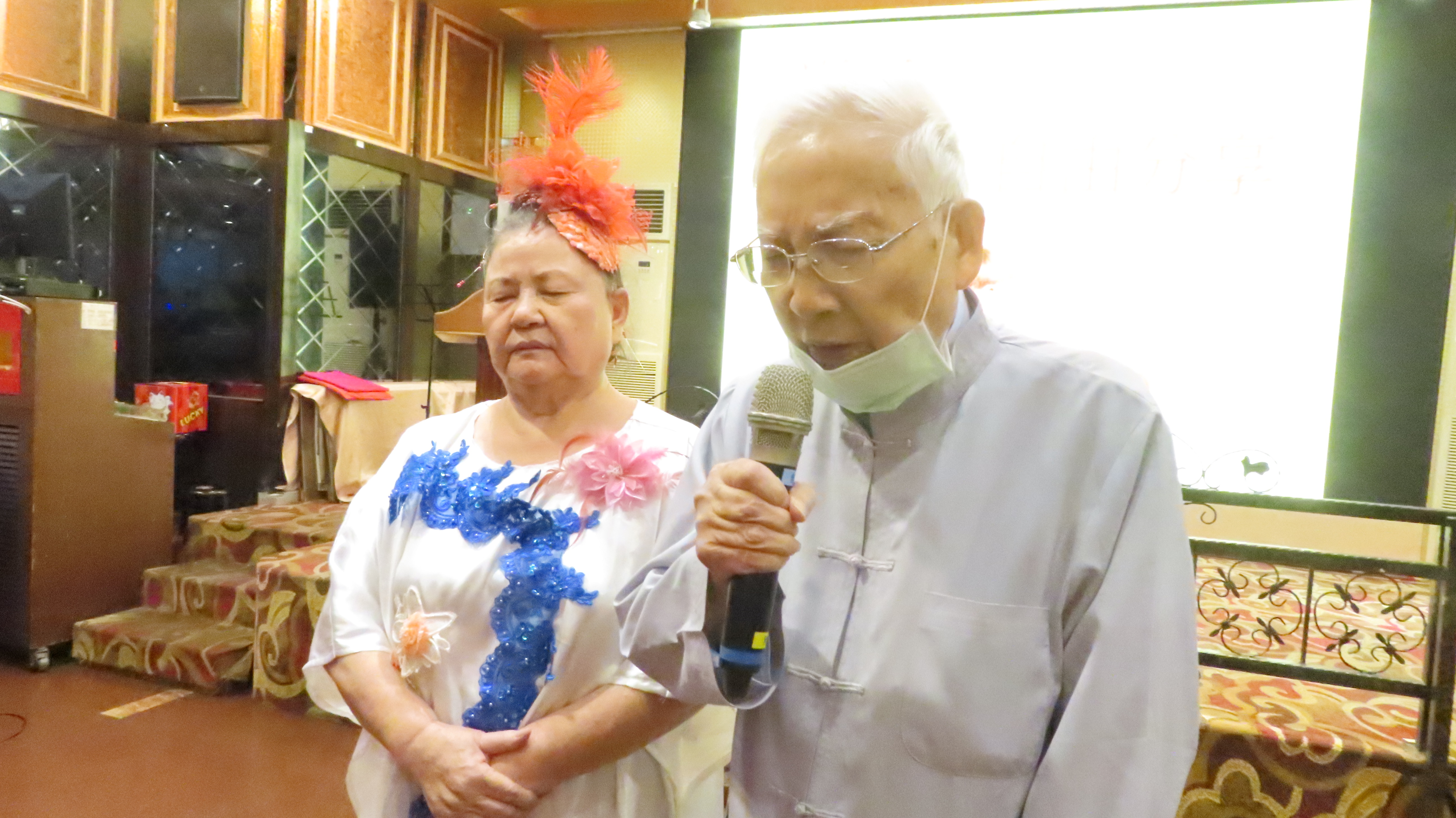 92歲的葉維新牧師帶領眾人為福音遍傳禱告