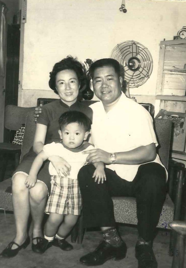 李老師（中間）小時與父母合照