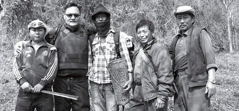一個肢體受苦，其他肢體是否願意伸出援手？圖為作者（左二）帶領少數民族同工服事緬北山區難民營。