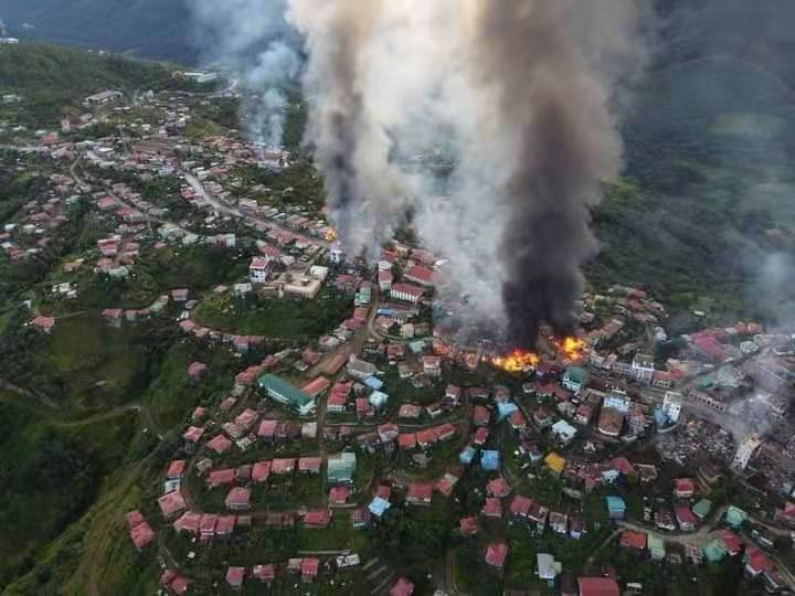 緬甸西北部的欽邦丹朗鎮火災造成二百多間房屋遭祝融摧毀。（圖／翻攝自宣教聯誼禱告會群組)