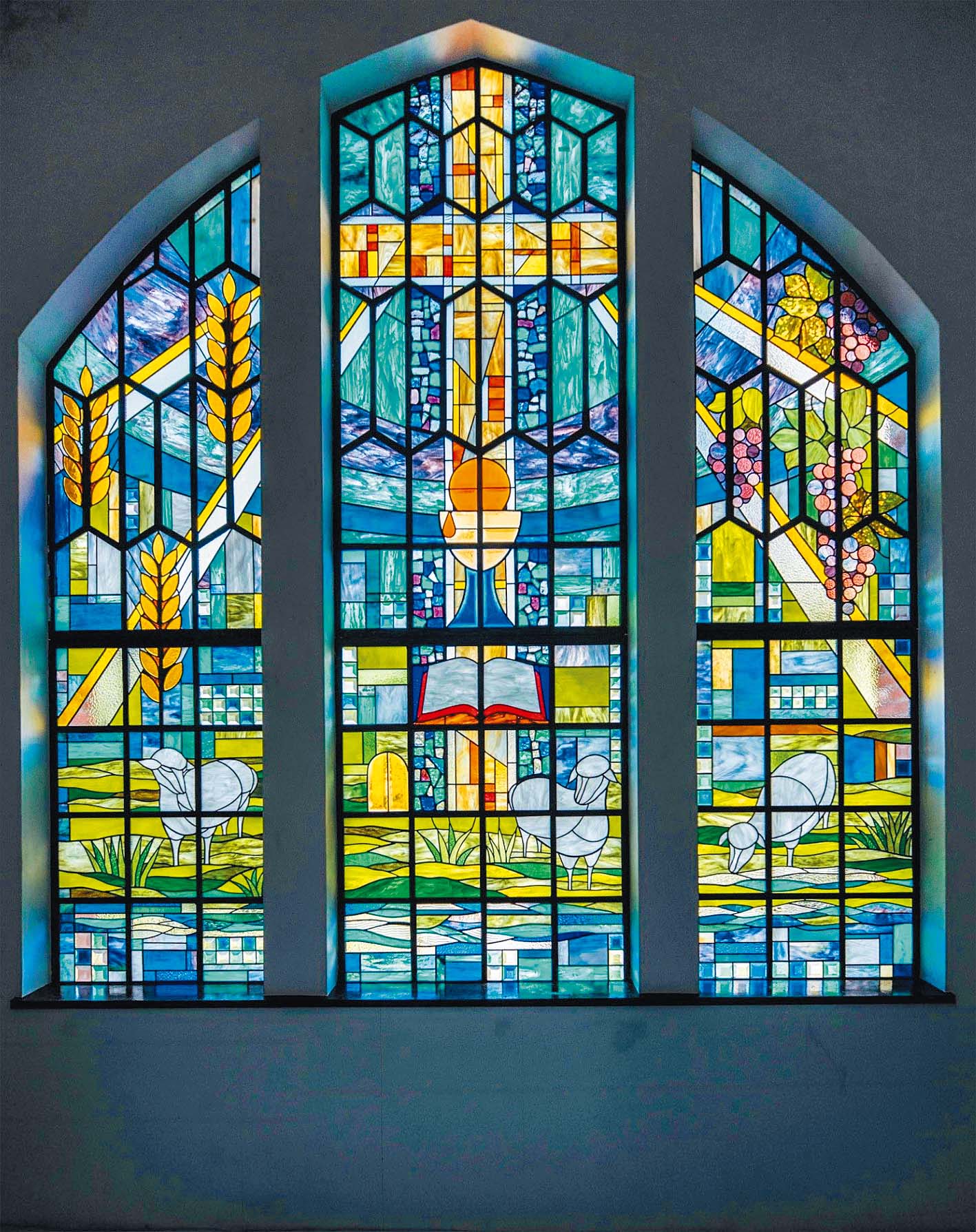 在大禮拜堂正門鑲嵌的彩繪玻璃創作主題來自耶穌的「七個我是」。（濟南長老教會提供）
