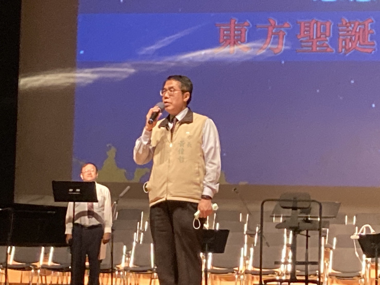 尤國雄牧師介紹台南市市長黃偉哲致辭。(李瑞香牧師提供)