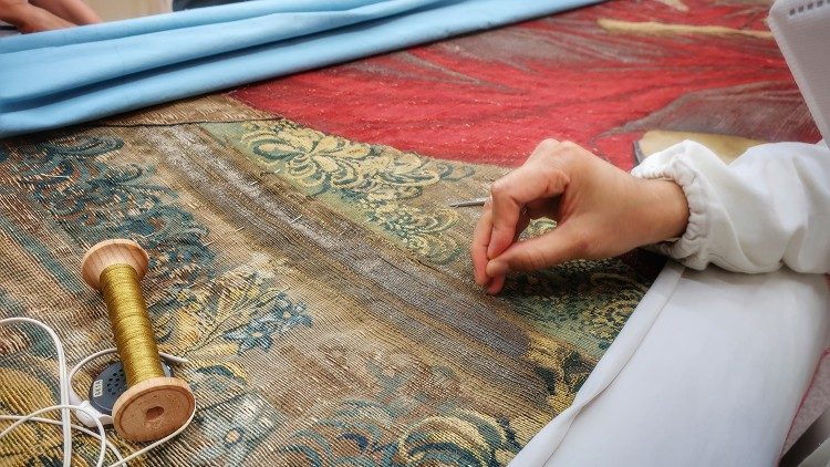 修復中的壁毯畫。（圖片來源：Vatican News）