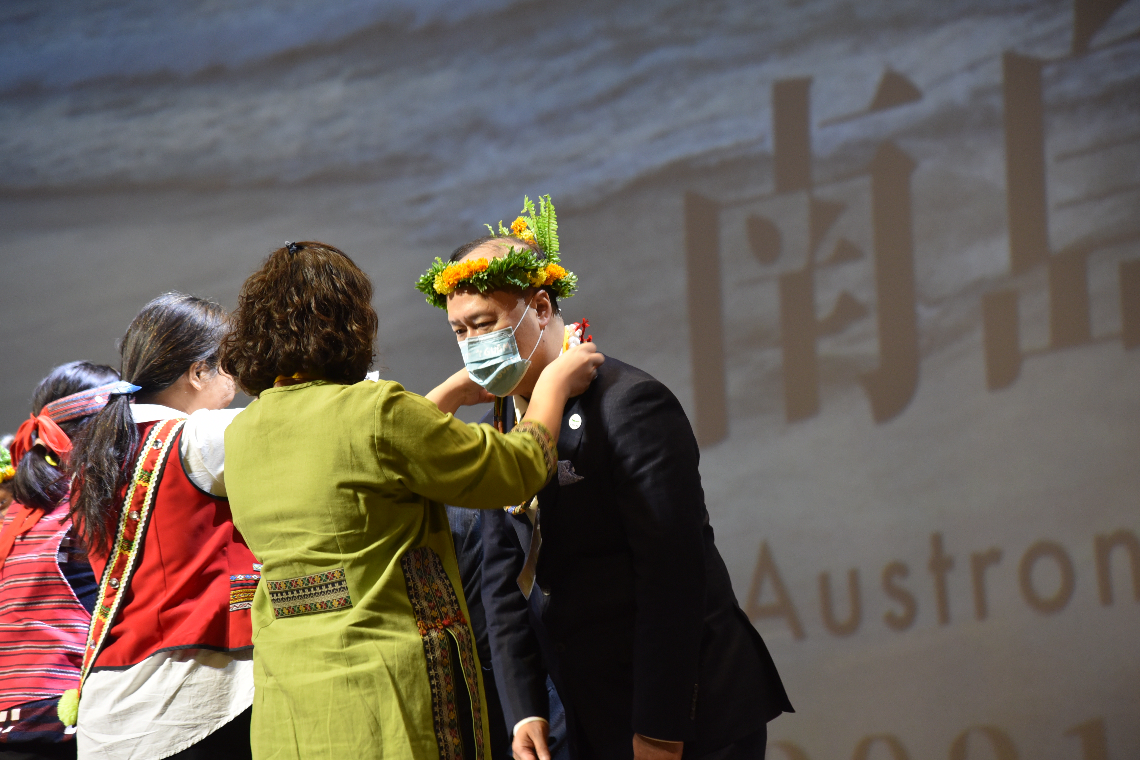 為大使帶戴花圈與琉璃項鍊，象徵來自台灣的祝福與來自台灣原住民的祝福。