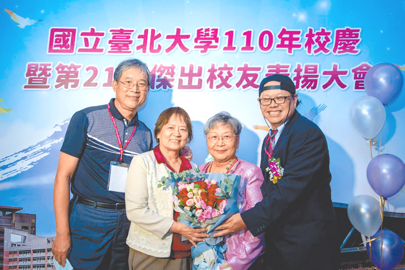 汪中仁和太太朱學華（右一、二）獲傑出校友獎後合影。