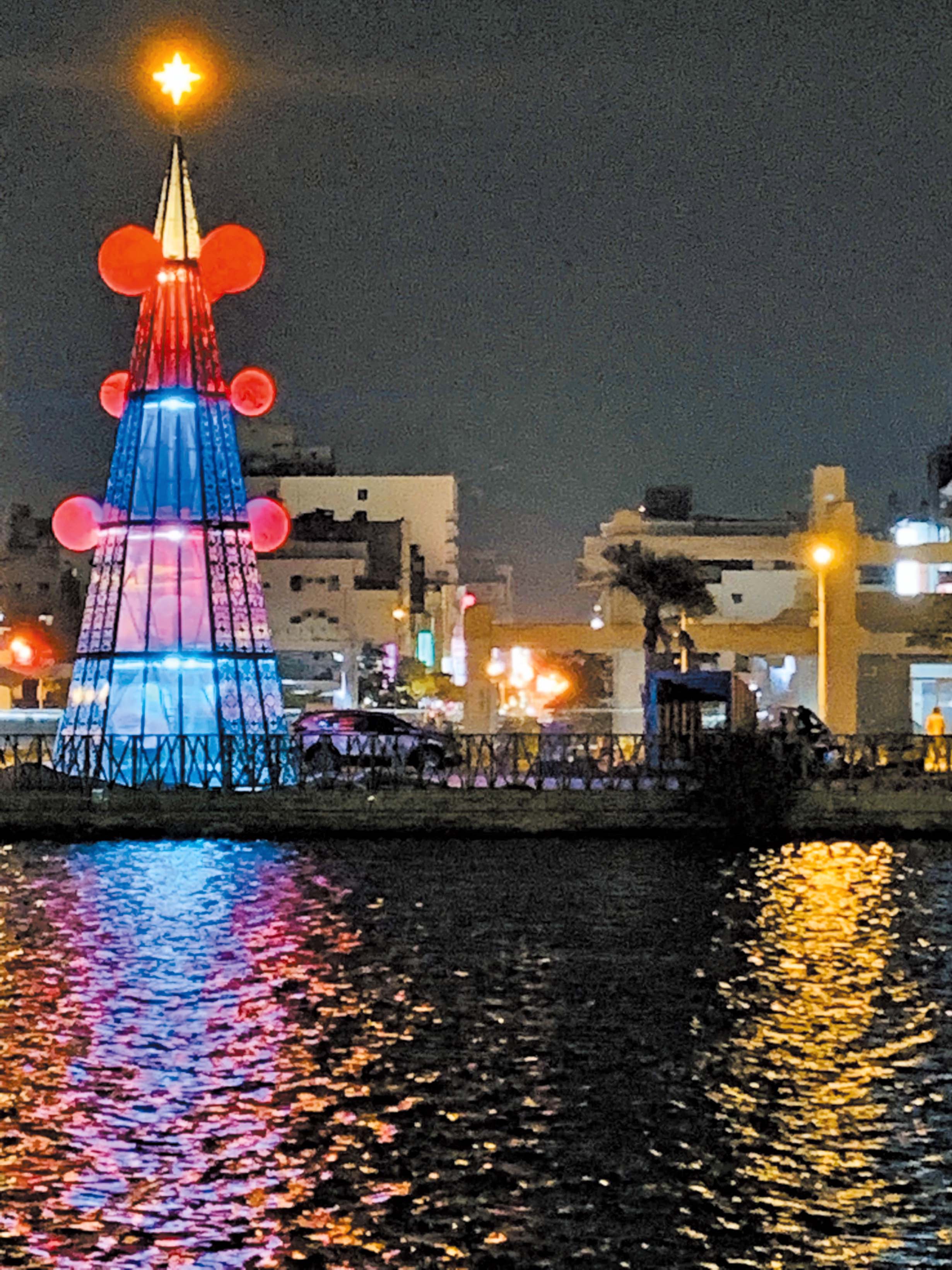 「豐盛之樹——光之希望」夜晚照亮運河。（圖／台南市政府提供）