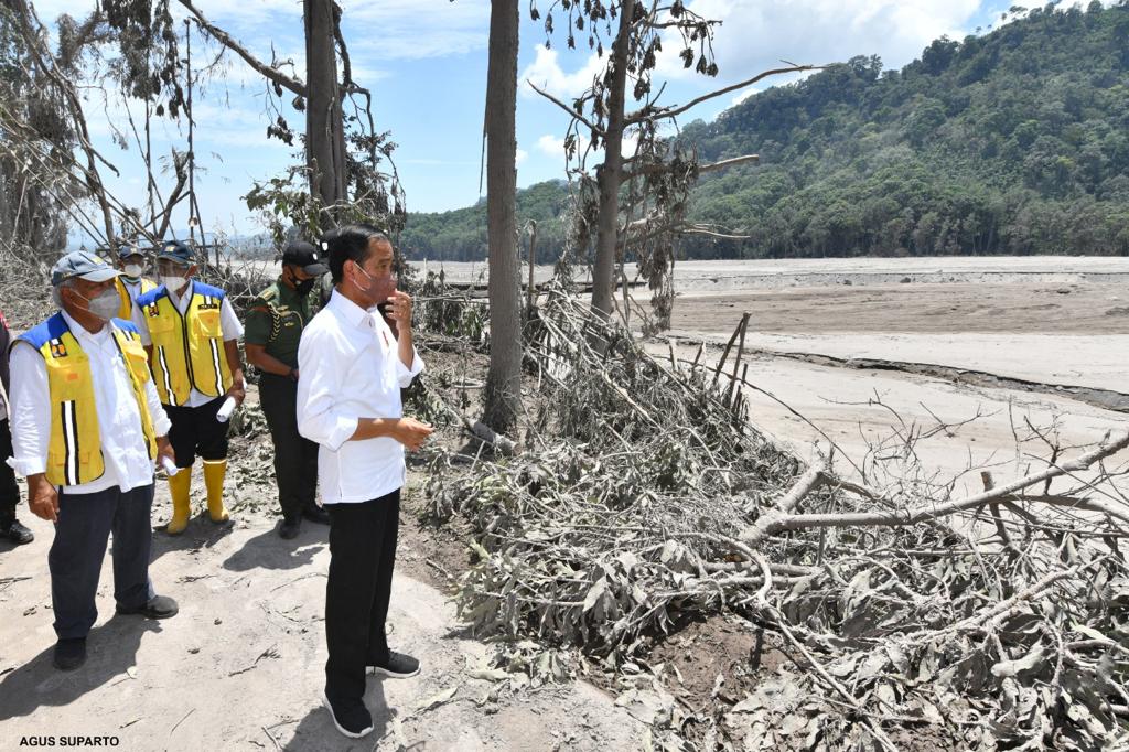 印尼總統佐科威7日到達災區訪視。（圖／Twitter@jokowi)