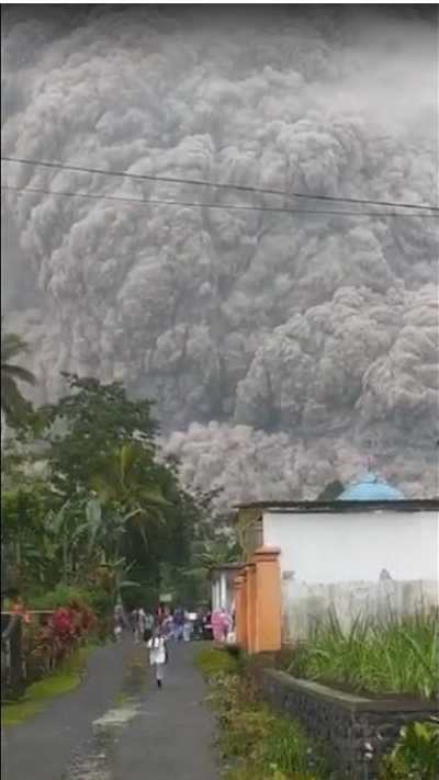 當地市民記錄下火山噴發一刻。（圖／翻攝自Twitter@TheInsiderPaper)