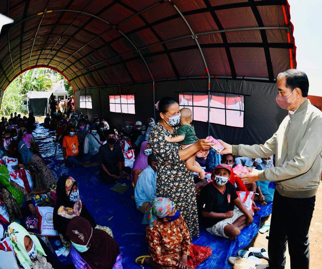 印尼總統佐科威向災民表達慰問。（圖／Twitter@jokowi)