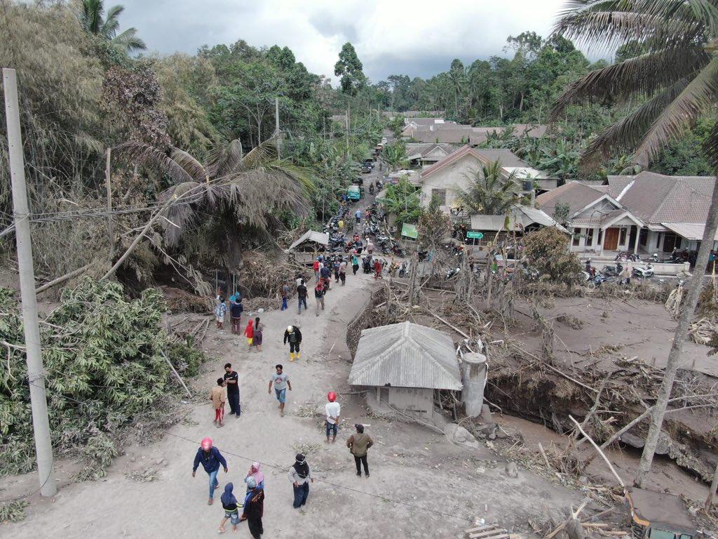 火山噴發導致大量災民無家可歸。（圖／Twitter@BNPB）