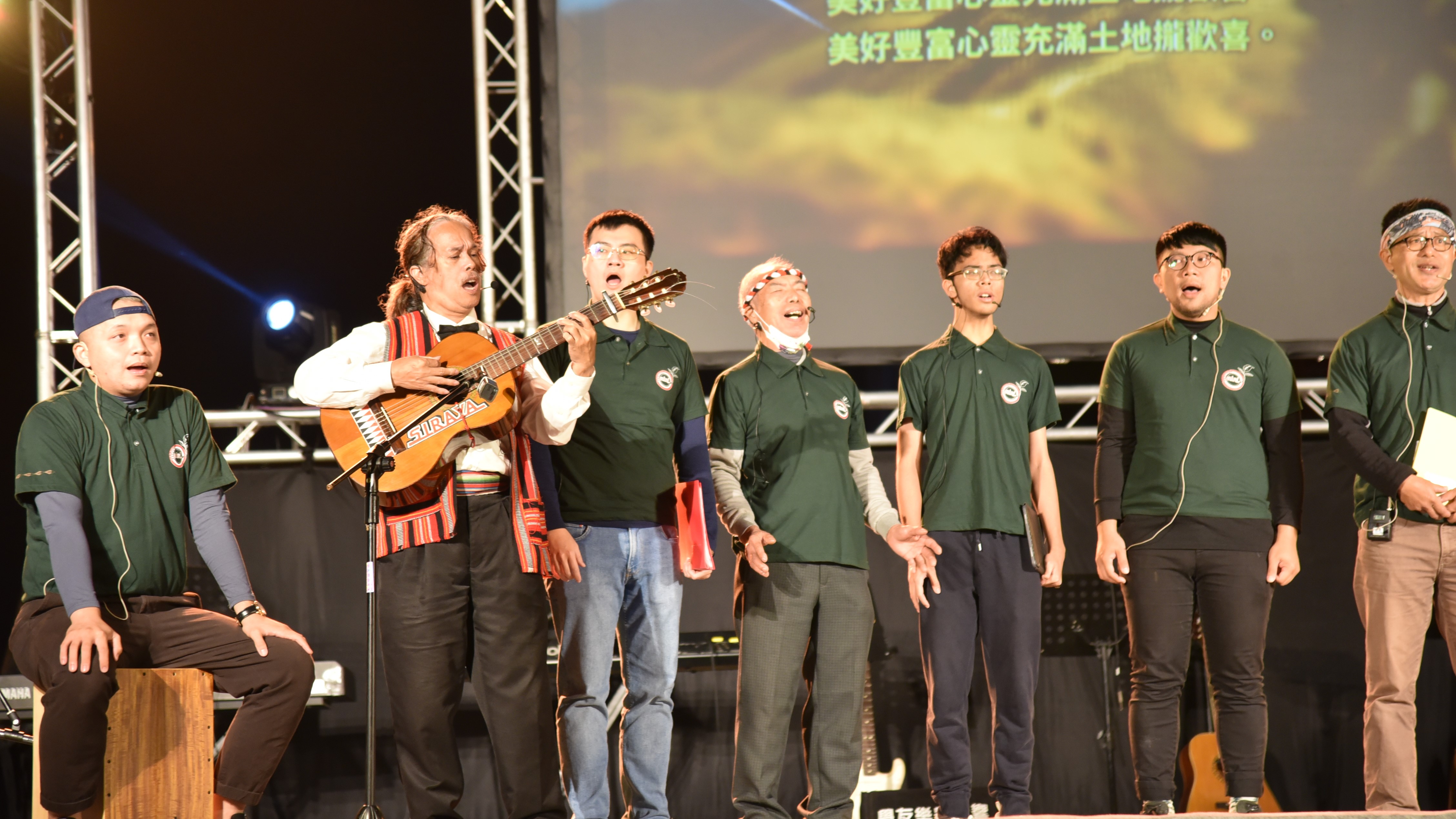 台南聖誕晚會邀請台南市西拉雅文化協會 Onini竹音樂團表演。(謝宜汝攝影)