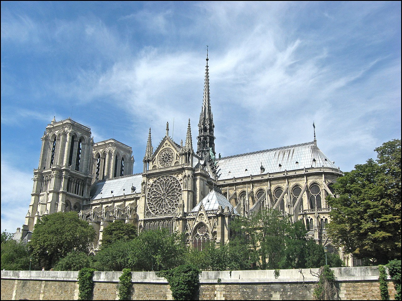 未受燒毀的巴黎聖母院。（圖／Twitter@peterkmurphy）