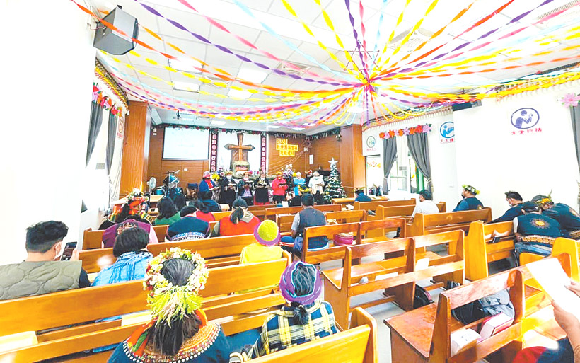 谷川教會由內而外的聖誕布置是眾人合力完成。