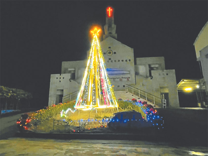 新鄉長老教會門前的聖誕燈飾。（圖／法法．滿寇寇牧師提供）