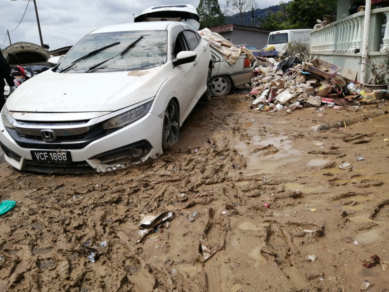 災區被毀的車子。(圖/黃迪華會督提供)