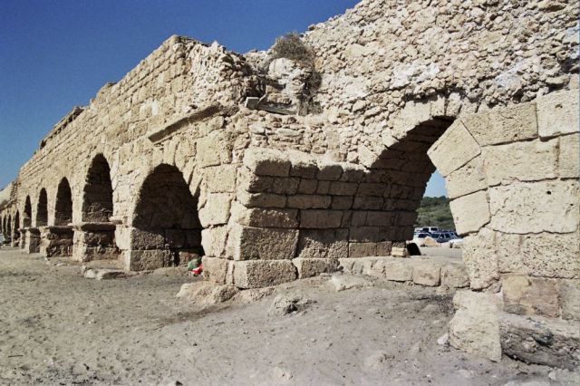 凱撒利亞沙灘上的古羅馬引水渠。（圖／wiki）