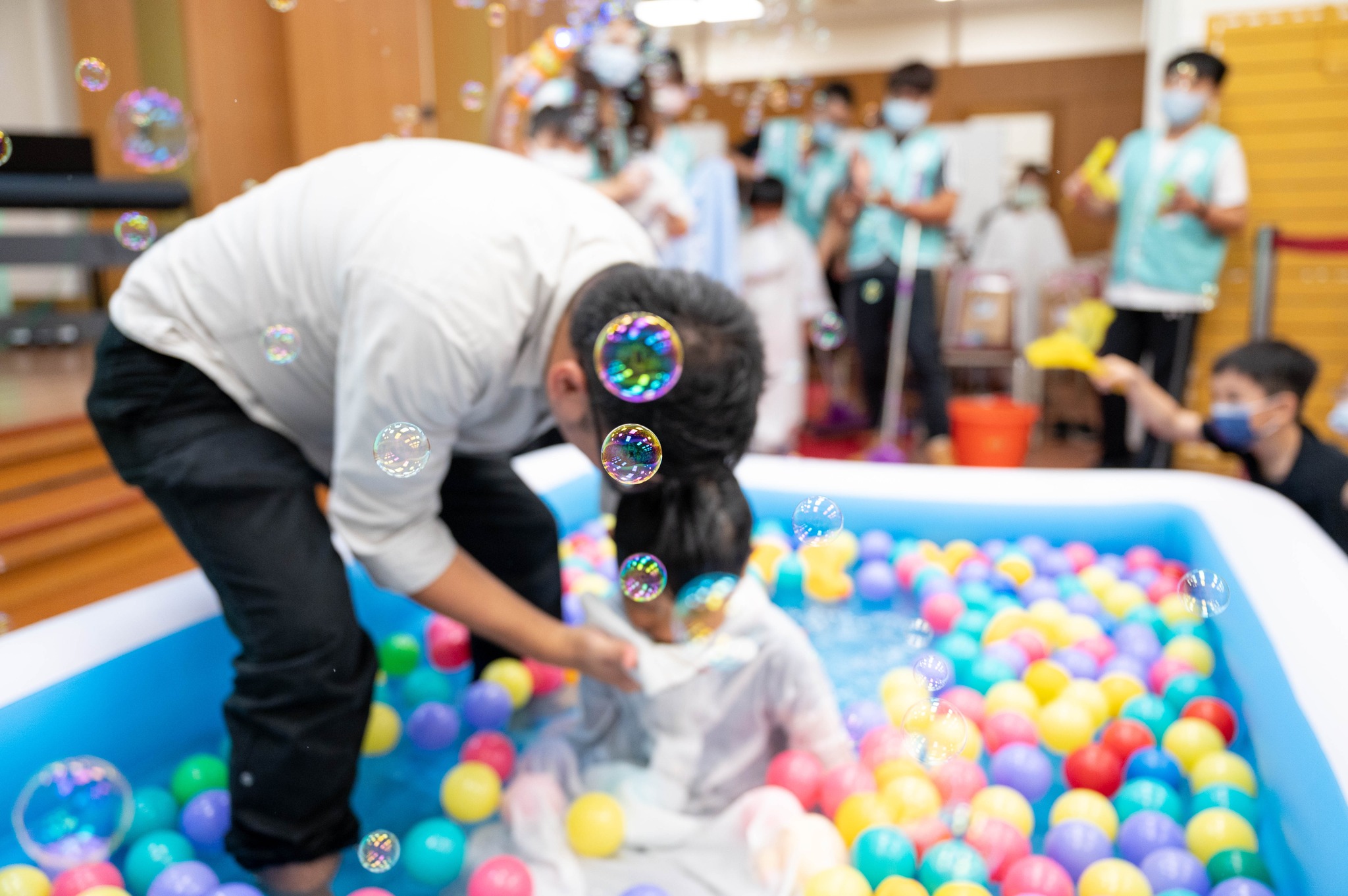 色彩繽紛的彩色球池與泡泡，帶給孩子永難望懷的洗禮。