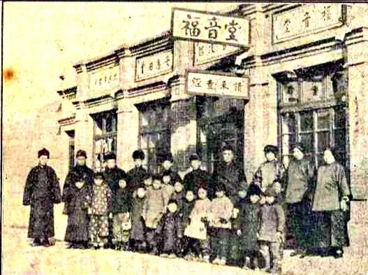 1926年，張家口基督徒在被統稱為「福音堂」的基督教教會前合影。（圖／KADOC. C.I.C.M. Archives）