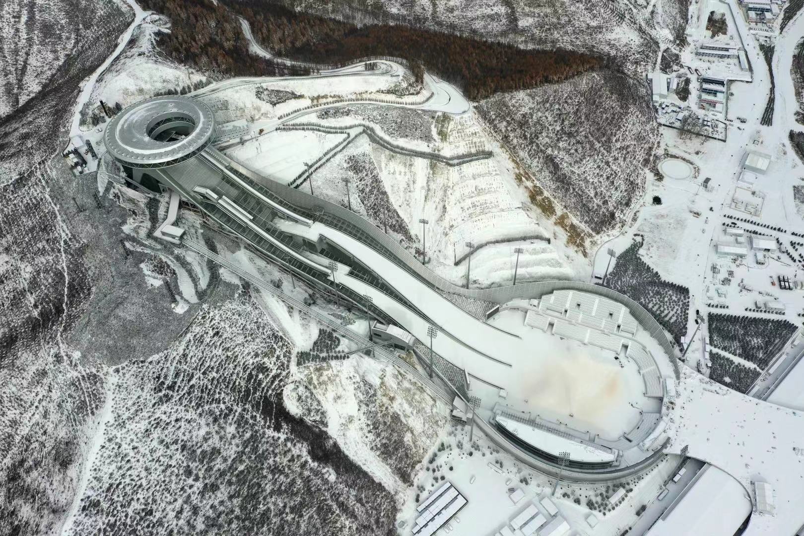 崇禮冬奧核心區雪景航拍。跳台滑雪中心的建築外型因酷似中國的如意，而被稱為「雪如意」。（圖／北京冬奧組委官網）